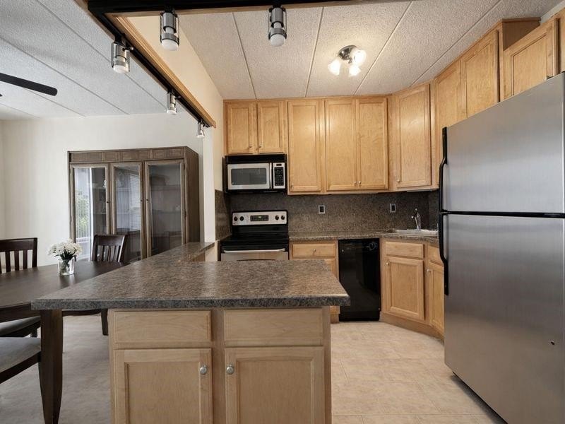 Rarely available and beautifully renovated, this stunning - photo 3