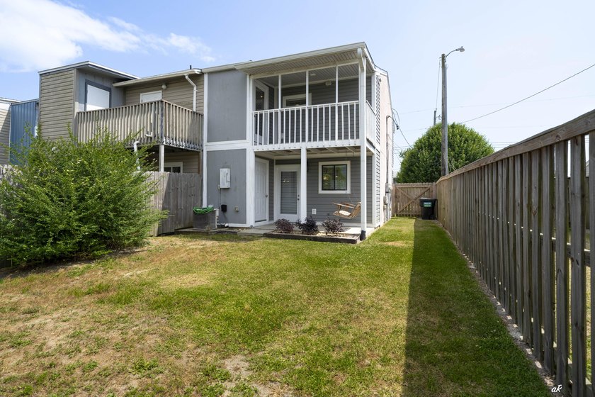 Updated, End Unit, gated backyard and additional privacy! Move - photo 2