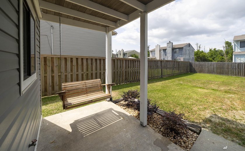 Updated, End Unit, gated backyard and additional privacy! Move - photo 3