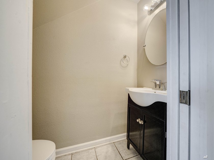 Updated, End Unit, gated backyard and additional privacy! Move - photo 7
