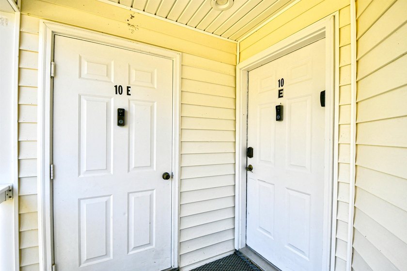 Beautifully furnished, fully stocked and updated 3 bedroom, 2 - photo 4