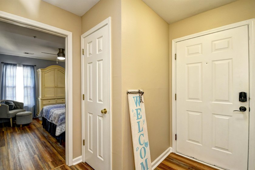 Beautifully furnished, fully stocked and updated 3 bedroom, 2 - photo 5