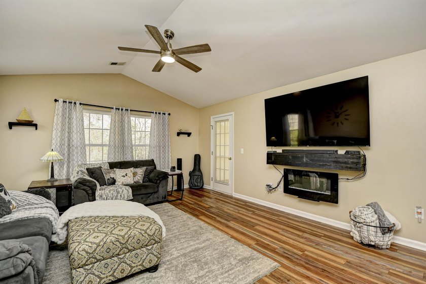 Beautifully furnished, fully stocked and updated 3 bedroom, 2 - photo 7