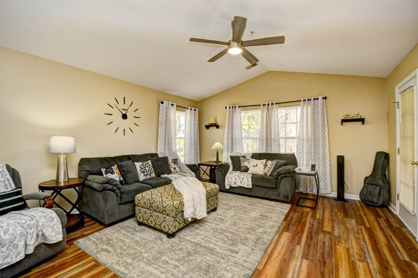 Beautifully furnished, fully stocked and updated 3 bedroom, 2 - photo 8