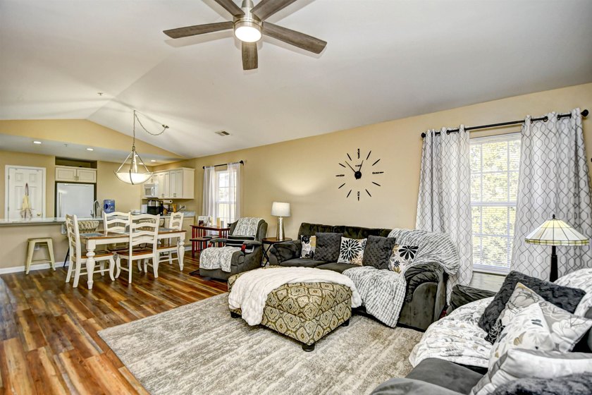 Beautifully furnished, fully stocked and updated 3 bedroom, 2 - photo 9