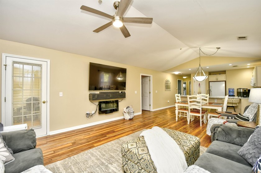 Beautifully furnished, fully stocked and updated 3 bedroom, 2 - photo 10