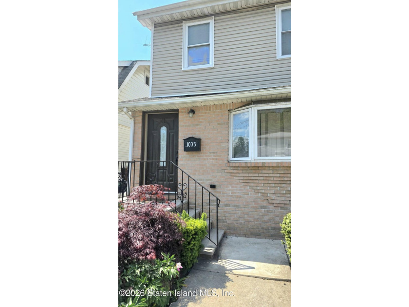 Desirable doctor's row location! Cash buyers preferred. Fully - photo 3