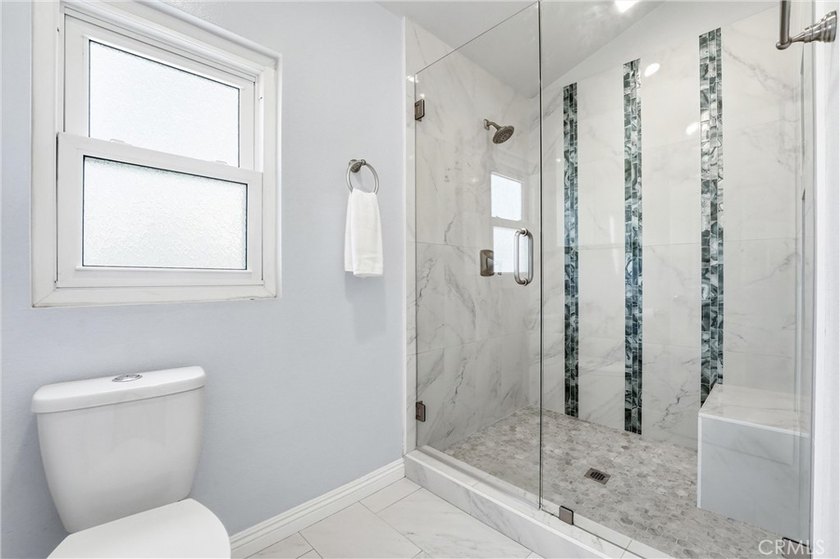 Beautiful end-unit townhome in a quiet interior location - photo 15