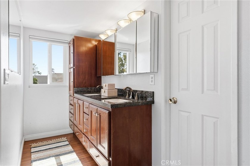 Beautiful end-unit townhome in a quiet interior location - photo 16