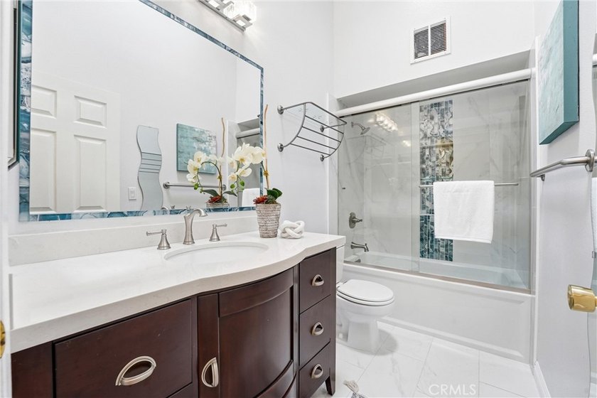 Beautiful end-unit townhome in a quiet interior location - photo 18