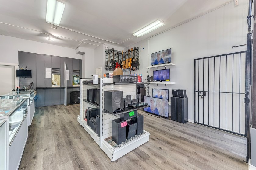 Exceptional mixed-use investment opportunity in the heart of - photo 2