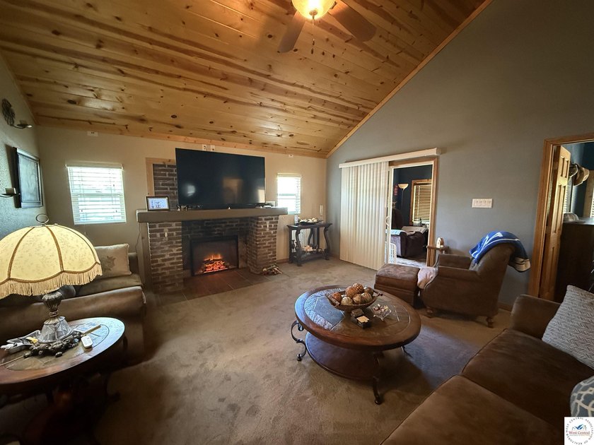 Looking for that optimal full-time home or weekend retreat? This - photo 9