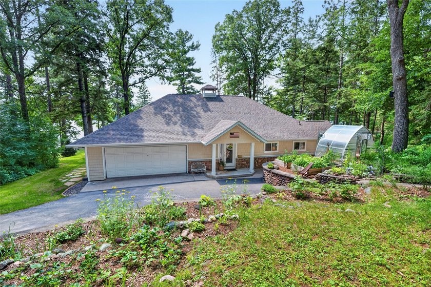 Like-new, extensively remodeled Long Lake retreat with - photo 2