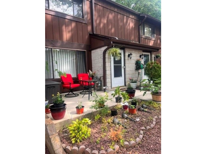 Welcome home to this beautifully maintained townhouse-style - photo 3