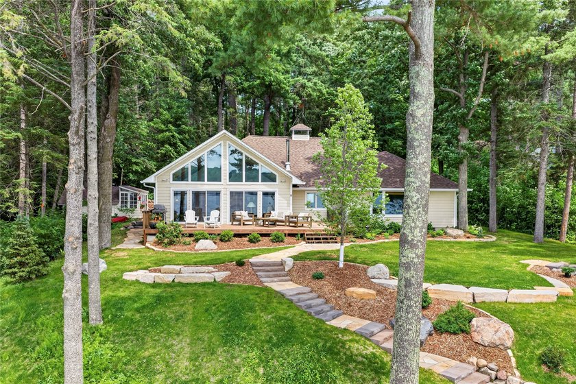 Like-new, extensively remodeled Long Lake retreat with - photo 3