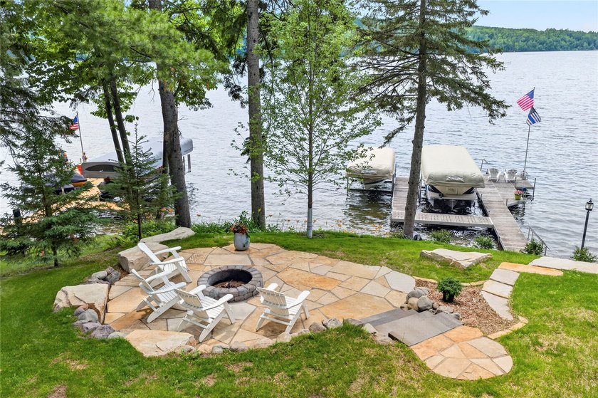 Like-new, extensively remodeled Long Lake retreat with - photo 4