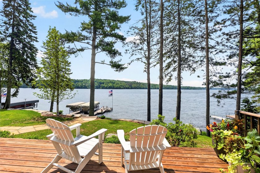 Like-new, extensively remodeled Long Lake retreat with - photo 6