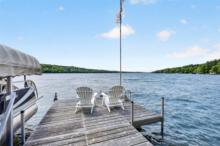 Like-new, extensively remodeled Long Lake retreat with - photo 7