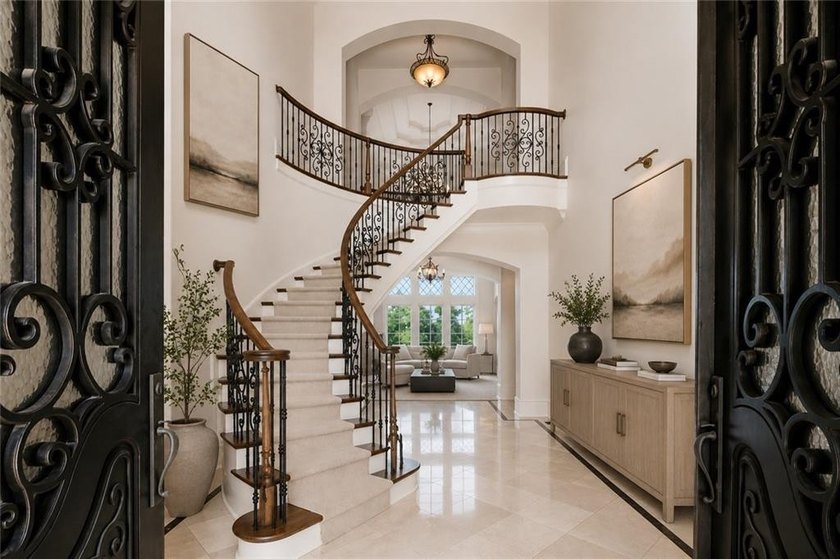 Exquisite Executive Estate with Golf Course Views in The Manor - photo 8