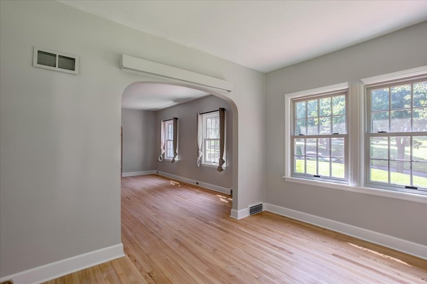 Grand Two-Story Home in Desirable Oakwood Heights! Welcome home - photo 10