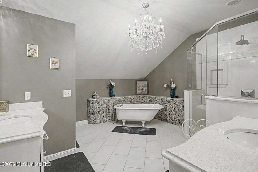 Experience the perfect blend of luxury living and everyday - photo 28