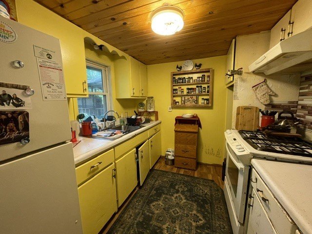 Escape to the Northwoods with this charming 2-bedroom, 1-bath - photo 6