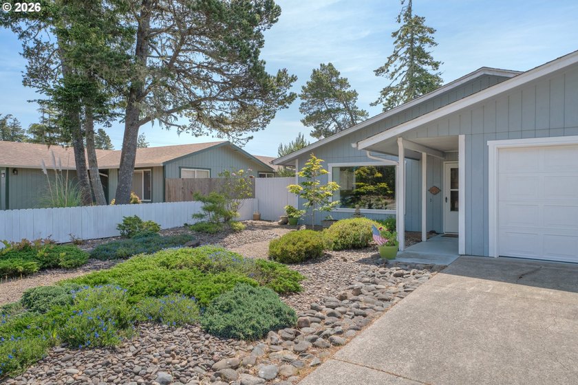 Charming remodeled 3-bedroom home conveniently located just 1/2 - photo 4