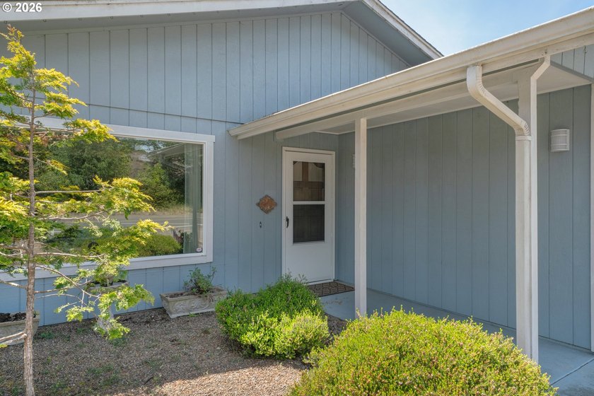 Charming remodeled 3-bedroom home conveniently located just 1/2 - photo 5