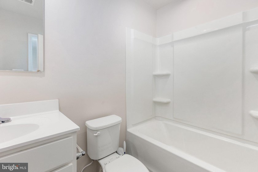 Quick Closing, like new, move-in ready, 3 level residence, in - photo 33