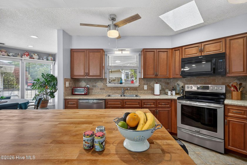 Rare opportunity to own a charming patio home with a fully - photo 11