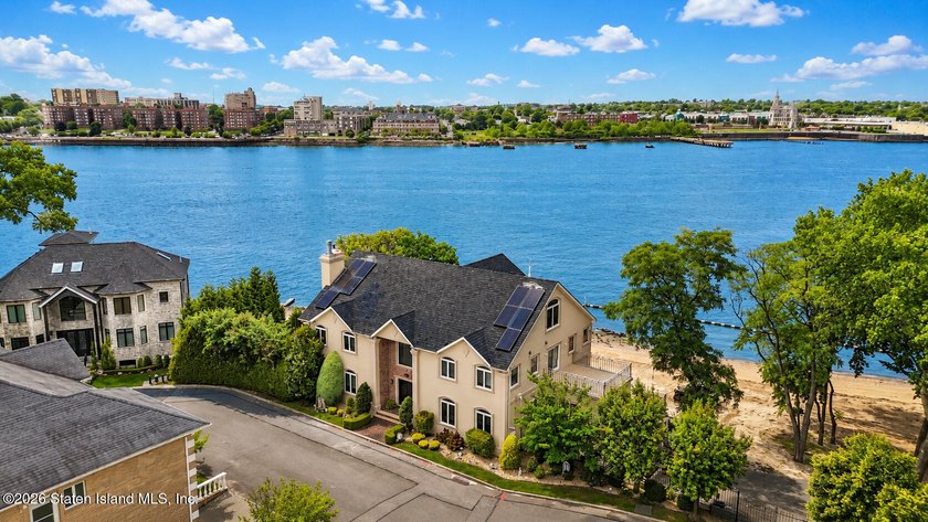 Exceptional waterfront estate with private dock and over 700 - photo 3