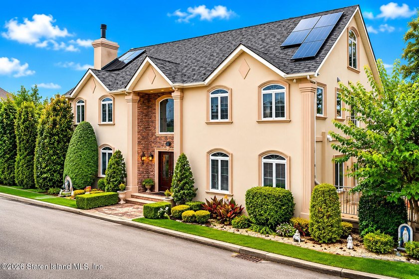 Exceptional waterfront estate with private dock and over 700 - photo 6