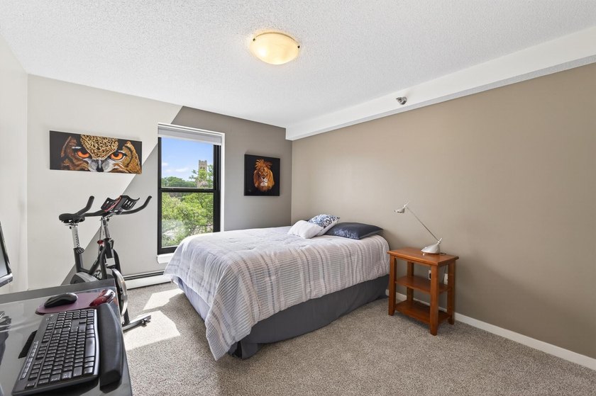 Beautiful and well-maintained condo in an incredible location - photo 29