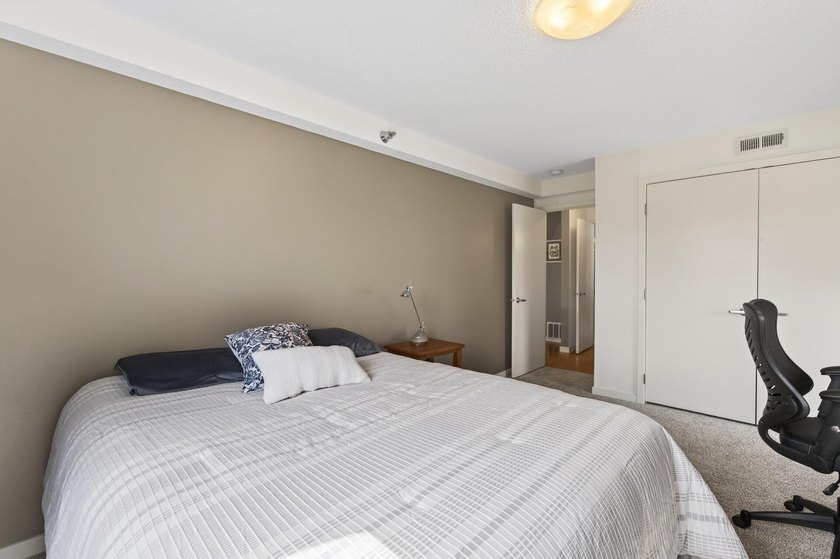 Beautiful and well-maintained condo in an incredible location - photo 30