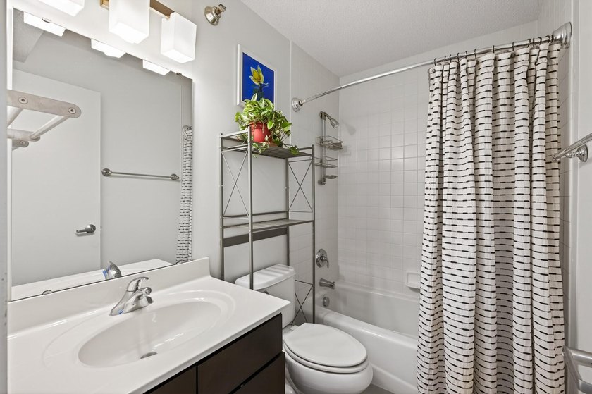 Beautiful and well-maintained condo in an incredible location - photo 31