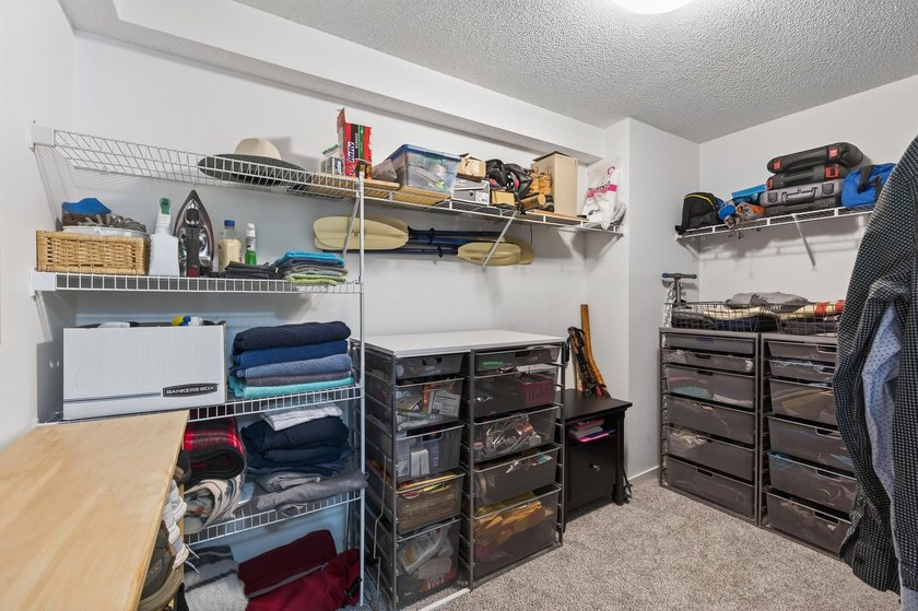 Beautiful and well-maintained condo in an incredible location - photo 34