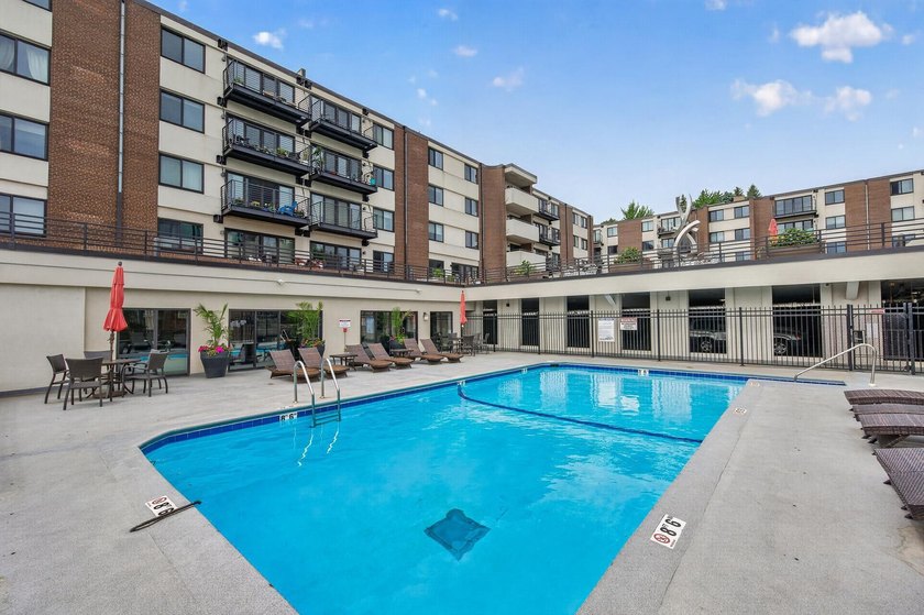Beautiful and well-maintained condo in an incredible location - photo 36