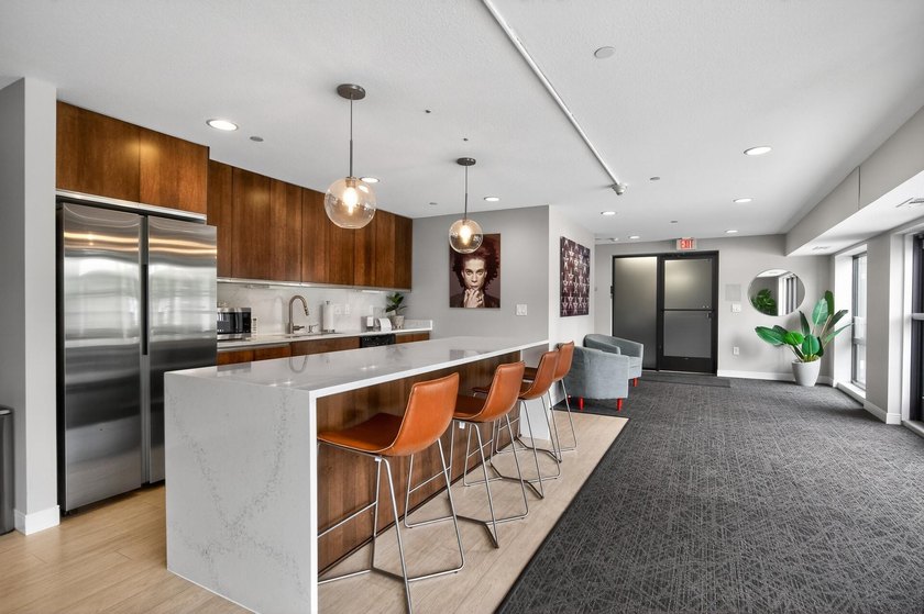 Beautiful and well-maintained condo in an incredible location - photo 40