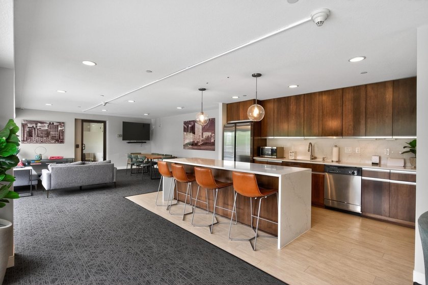 Beautiful and well-maintained condo in an incredible location - photo 41