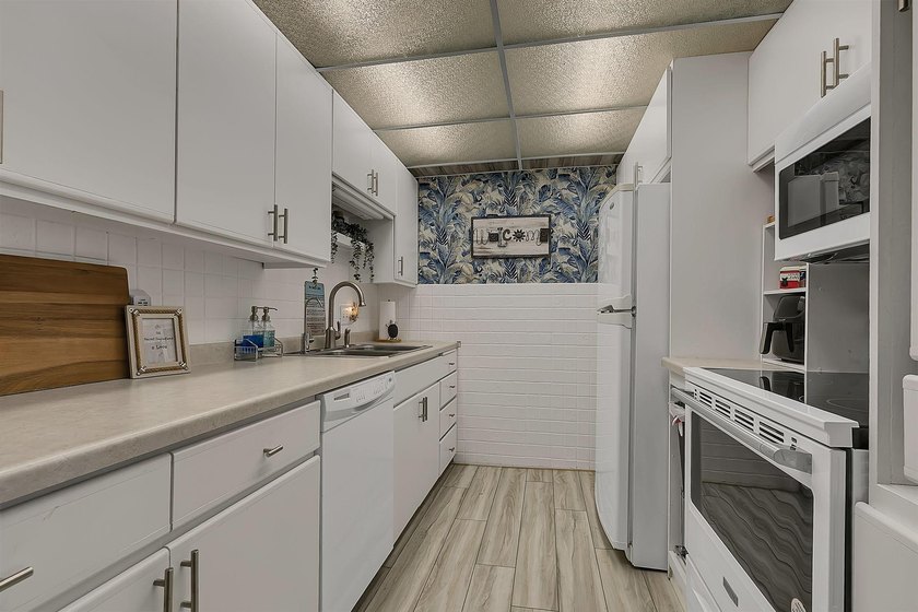 Beautifully updated 2-bedroom, 2-bath condo offering 1,170 - photo 7