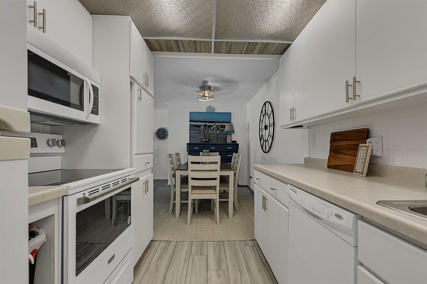 Beautifully updated 2-bedroom, 2-bath condo offering 1,170 - photo 9