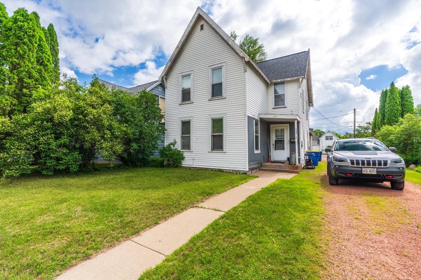 Expand your investment portfolio with this well-maintained - photo 2