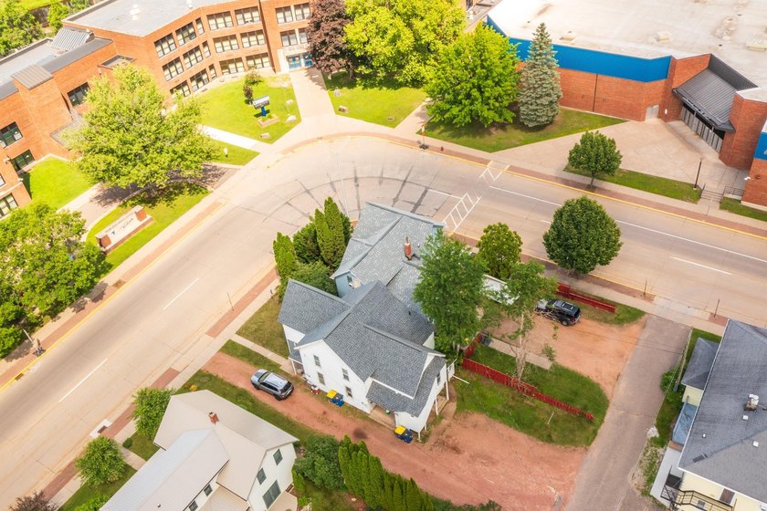 Expand your investment portfolio with this well-maintained - photo 9