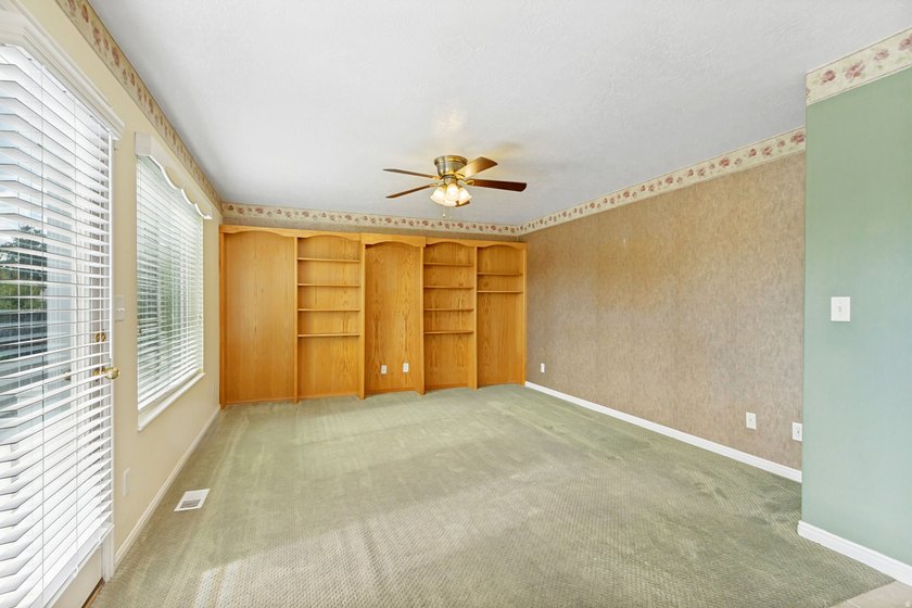 This beautiful well-maintained home features a primary suite - photo 12