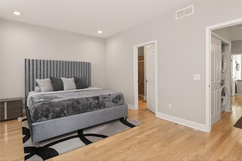 Luxury, comfort, and convenience. Welcome to 159 N Plymouth: a - photo 20