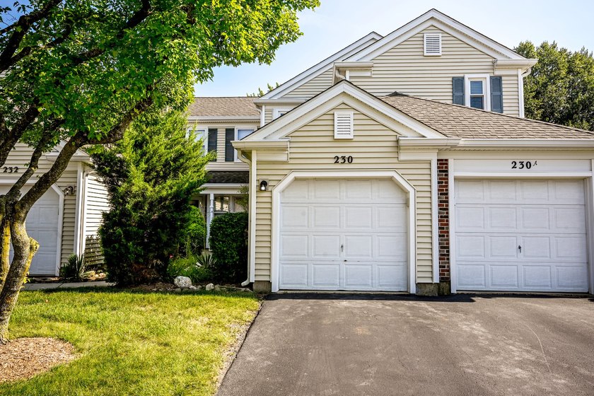 Freshly painted, immaculate 1st floor ranch unit on Fox Run Golf - photo 2