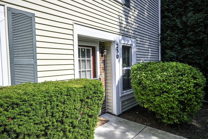 Freshly painted, immaculate 1st floor ranch unit on Fox Run Golf - photo 3