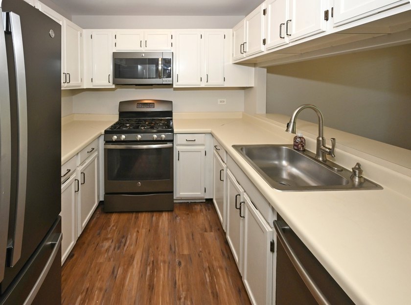 Freshly painted, immaculate 1st floor ranch unit on Fox Run Golf - photo 9