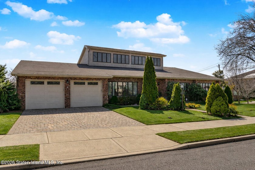 They don't make homes like this anymore. This sprawling - photo 2