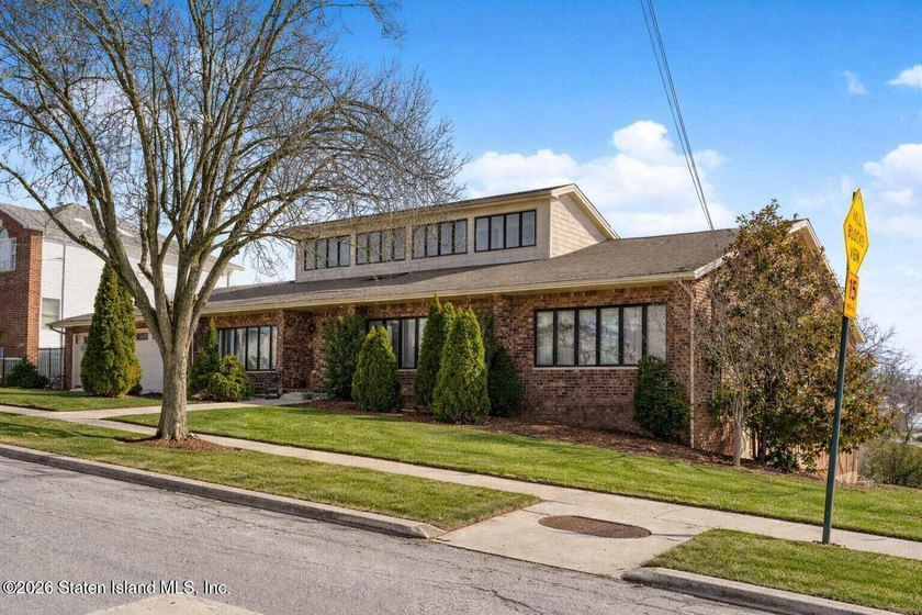 They don't make homes like this anymore. This sprawling - photo 3